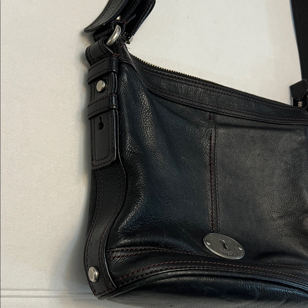 VINTAGE FOSSIL MADDOX BLACK PEBBLED LEATHER BUCKET BAG ZIP CLOSURE CROSSBODY - Picture 4 of 16